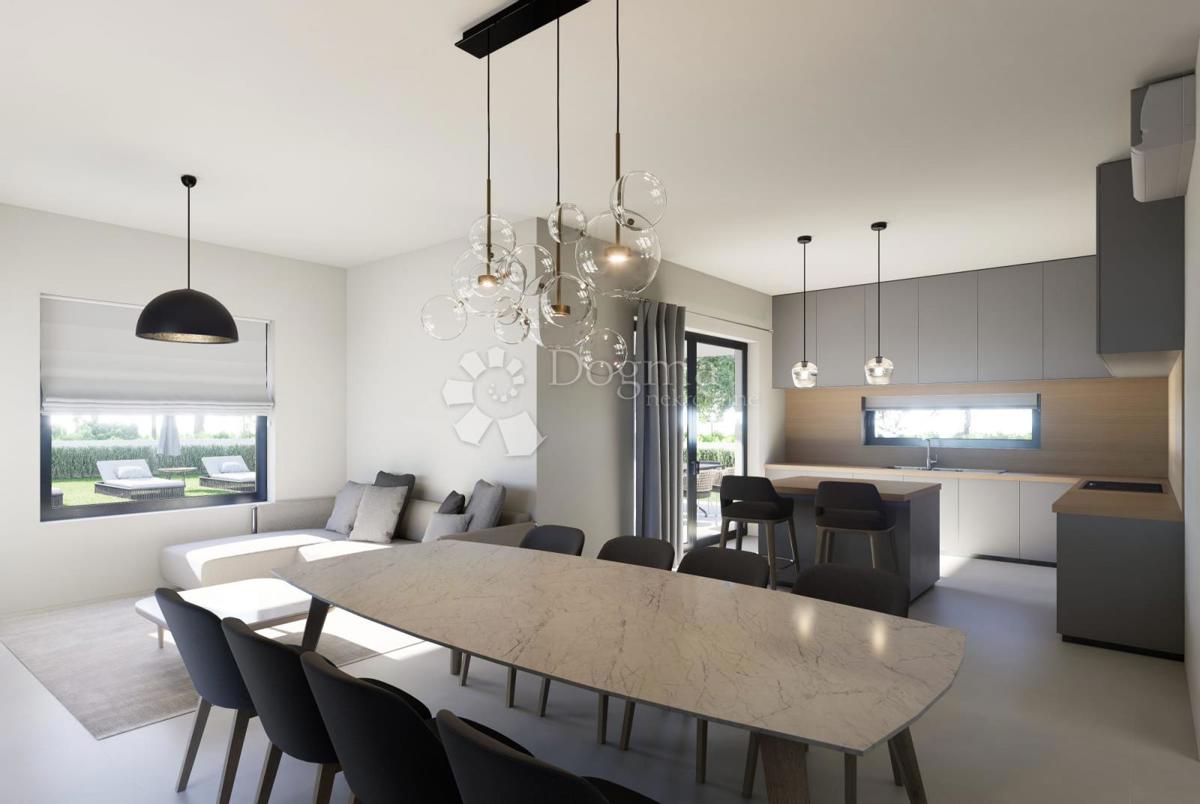 Stavbno zemljišče z veljavnim gradbenim dovoljenjem za gradnjo družinske hiše in bazena