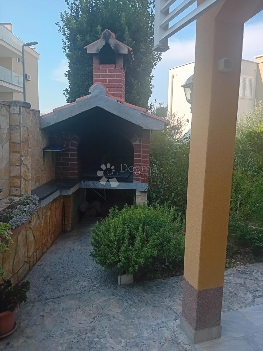 Hiša Okrug Gornji, Okrug, 352,86m2