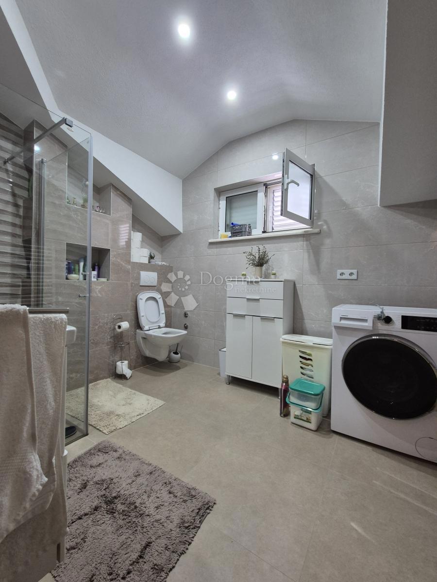 Hiša Okrug Gornji, Okrug, 352,86m2