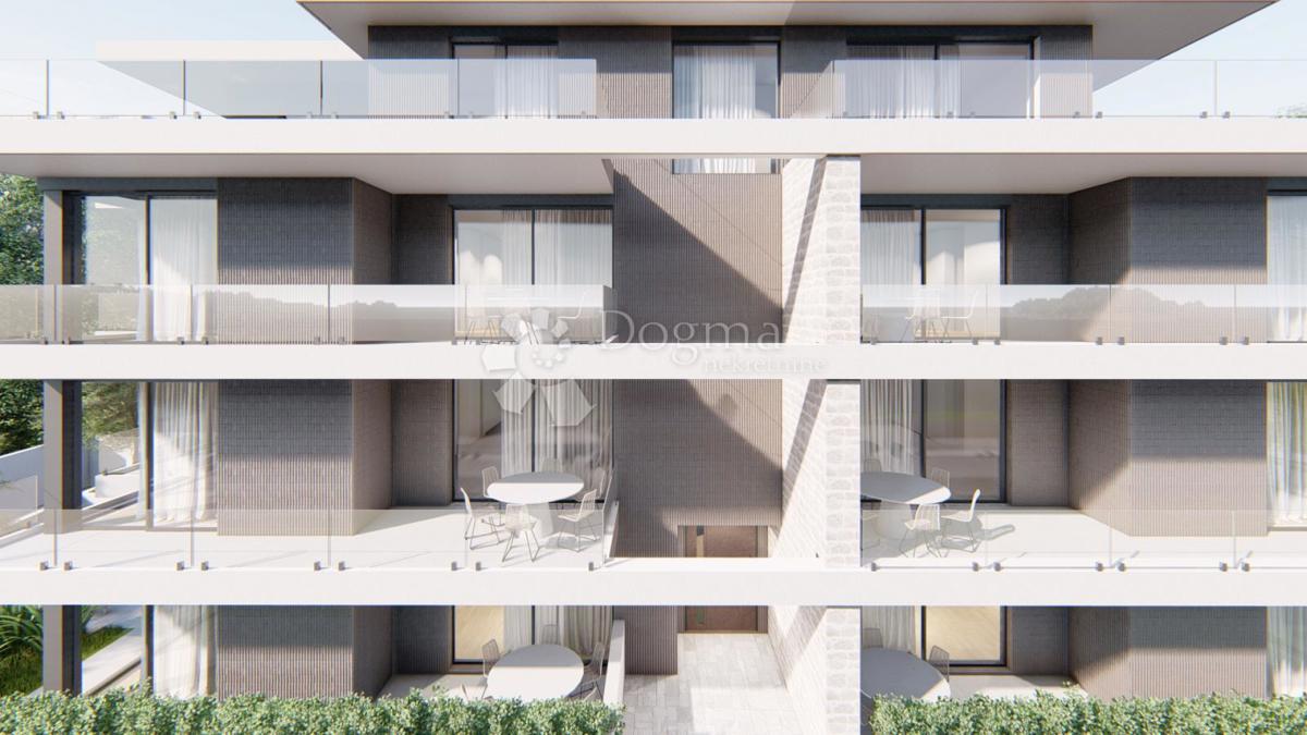 PRIMOŠTEN - PRITLIČJE PRVA VRSTA DO MORJA