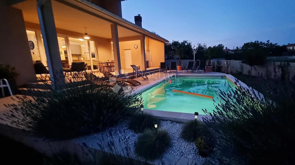 Čudovita hiša le 3 km od morja za bivanje ali investicijo