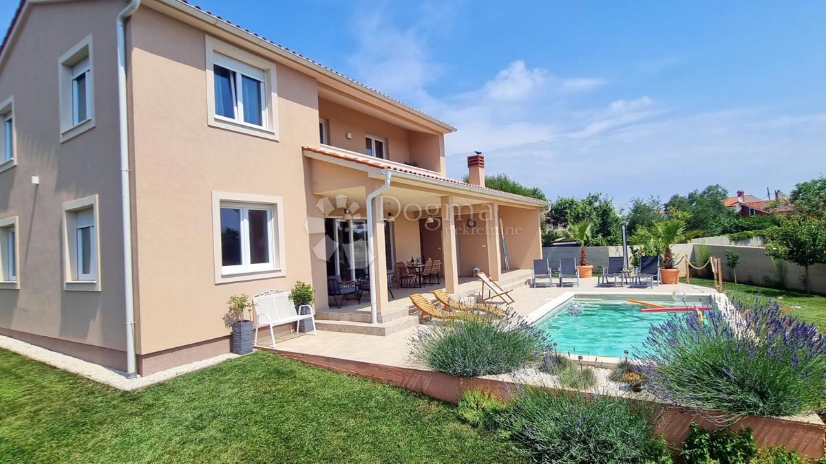 Čudovita hiša le 3 km od morja za bivanje ali investicijo