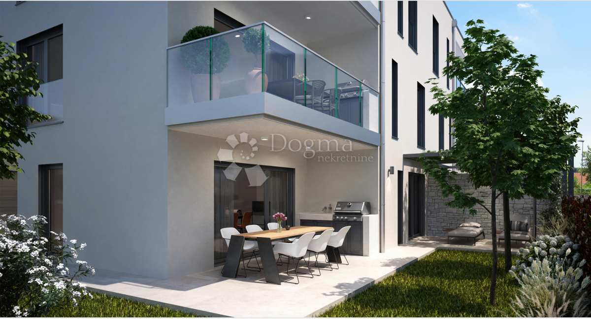 Območje Umaga, moderno stanovanje v pritličju s 115 m² zasebnim vrtom