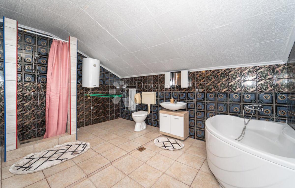 Hiša Donji Karin, Benkovac, 250m2