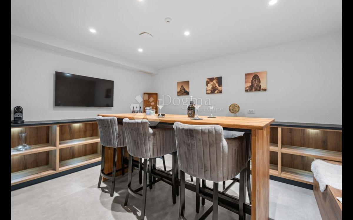 Hiša Seget Donji, Seget, 385m2