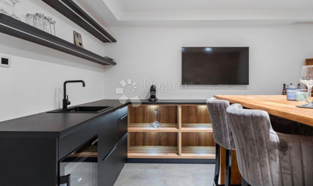 Hiša Seget Donji, Seget, 385m2