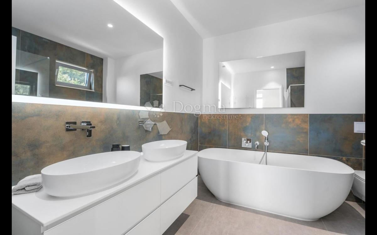 Hiša Seget Donji, Seget, 385m2