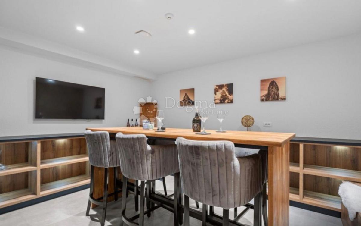 Hiša Seget Donji, Seget, 385m2