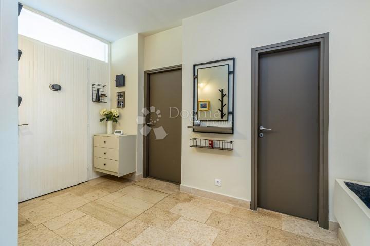 Hiša Njivice, Omišalj, 270m2