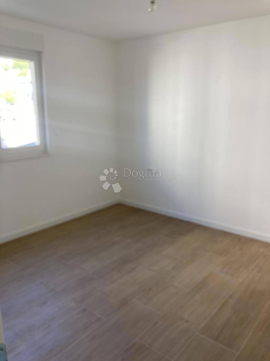 NOVOGRADNJA SEGET DONJI, TRISOBNO STANOVANJE – 150 M OD MORJA!!