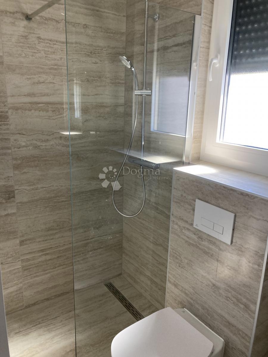 NOVOGRADNJA SEGET DONJI, TRISOBNO STANOVANJE – 150 M OD MORJA!!