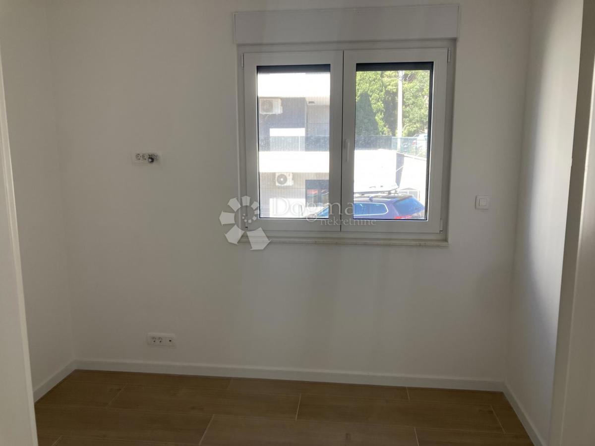 NOVOGRADNJA SEGET DONJI, TRISOBNO STANOVANJE – 150 M OD MORJA!!