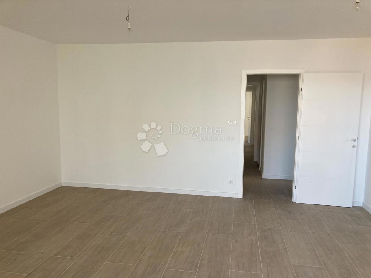 NOVOGRADNJA SEGET DONJI, TRISOBNO STANOVANJE – 150 M OD MORJA!!