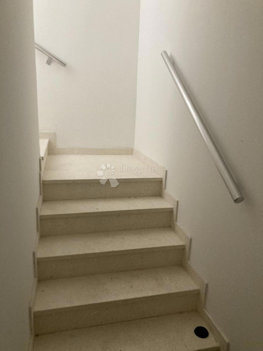 NOVOGRADNJA SEGET DONJI, TRISOBNO STANOVANJE – 150 M OD MORJA!!