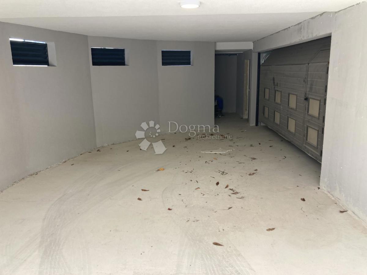 NOVOGRADNJA SEGET DONJI, TRISOBNO STANOVANJE – 150 M OD MORJA!!