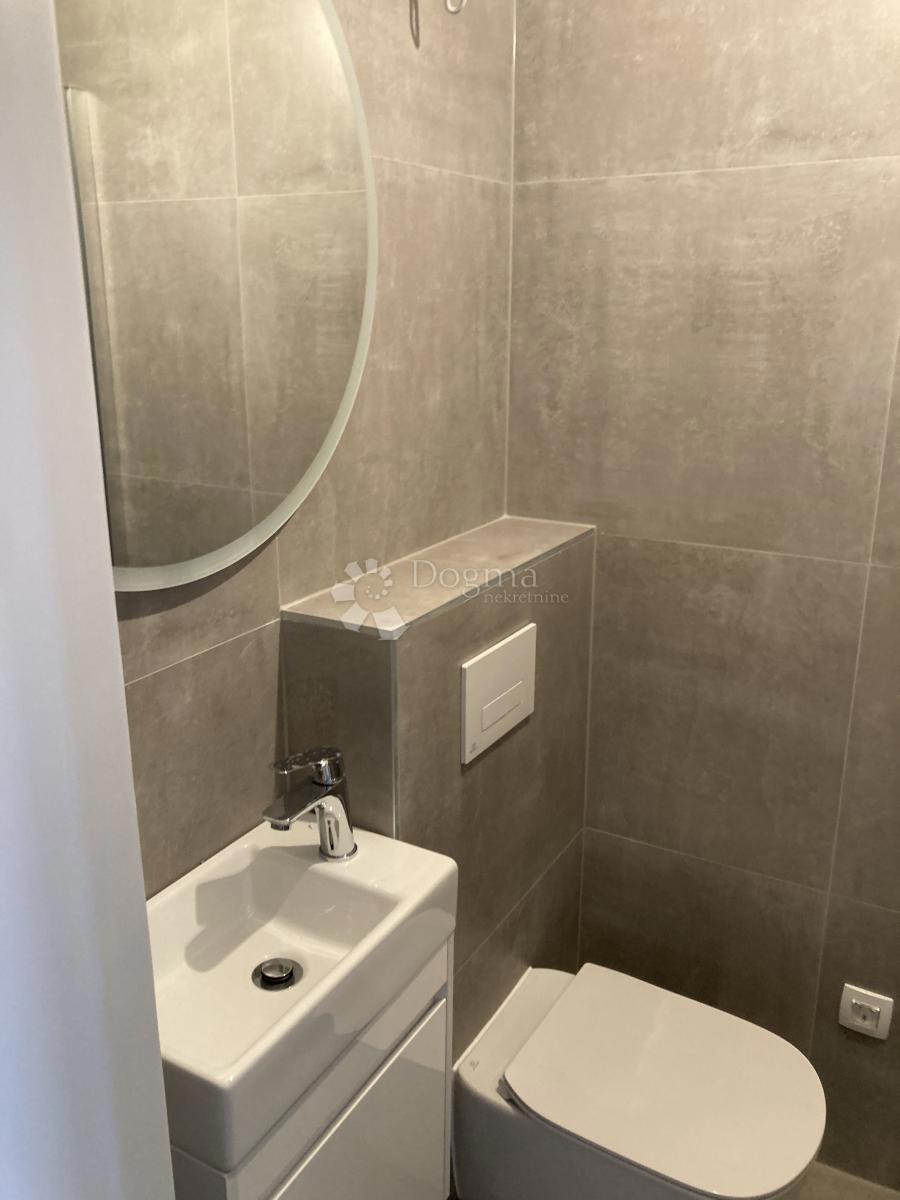 NOVOGRADNJA SEGET DONJI, TRISOBNO STANOVANJE – 150 M OD MORJA!!