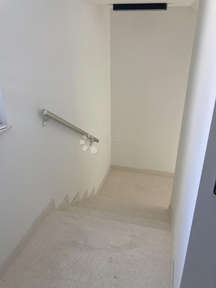 NOVOGRADNJA SEGET DONJI, TRISOBNO STANOVANJE – 150 M OD MORJA!!