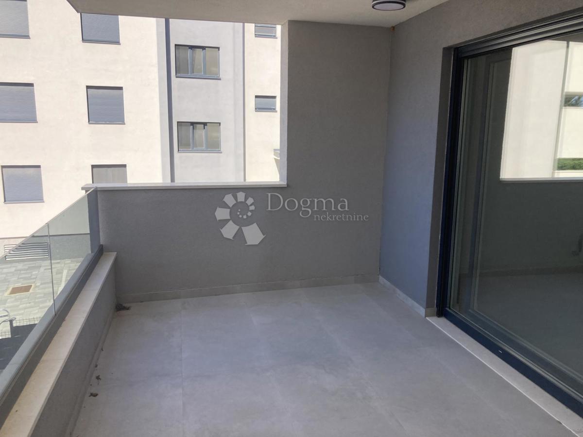 NOVOGRADNJA SEGET DONJI, TRISOBNO STANOVANJE – 150 M OD MORJA!!
