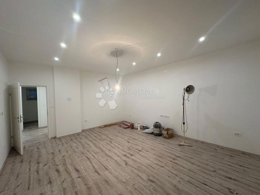 Stanovanje Centar, Gospić, 75m2
