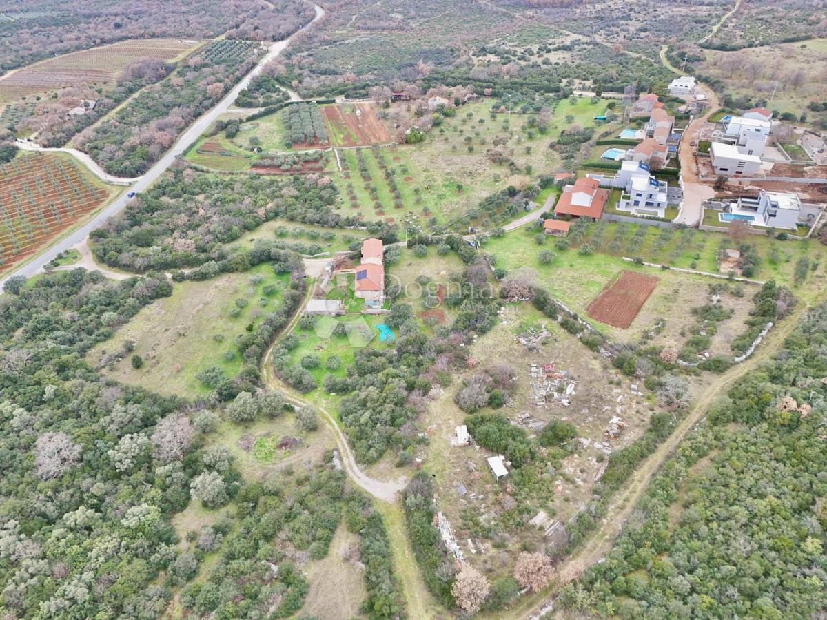 Zazidljivo zemljišče Bale, 745m2