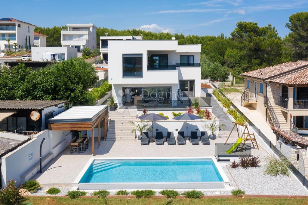 ČUDOVITA VILLA POMER
