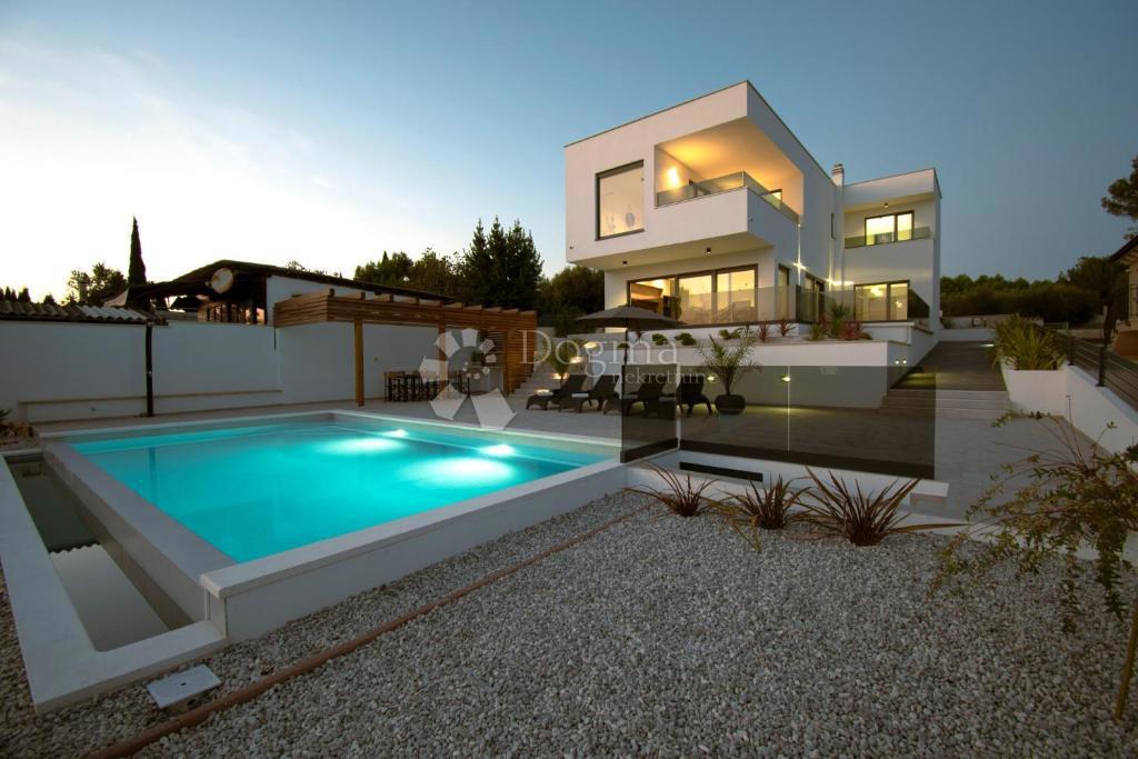 ČUDOVITA VILLA POMER