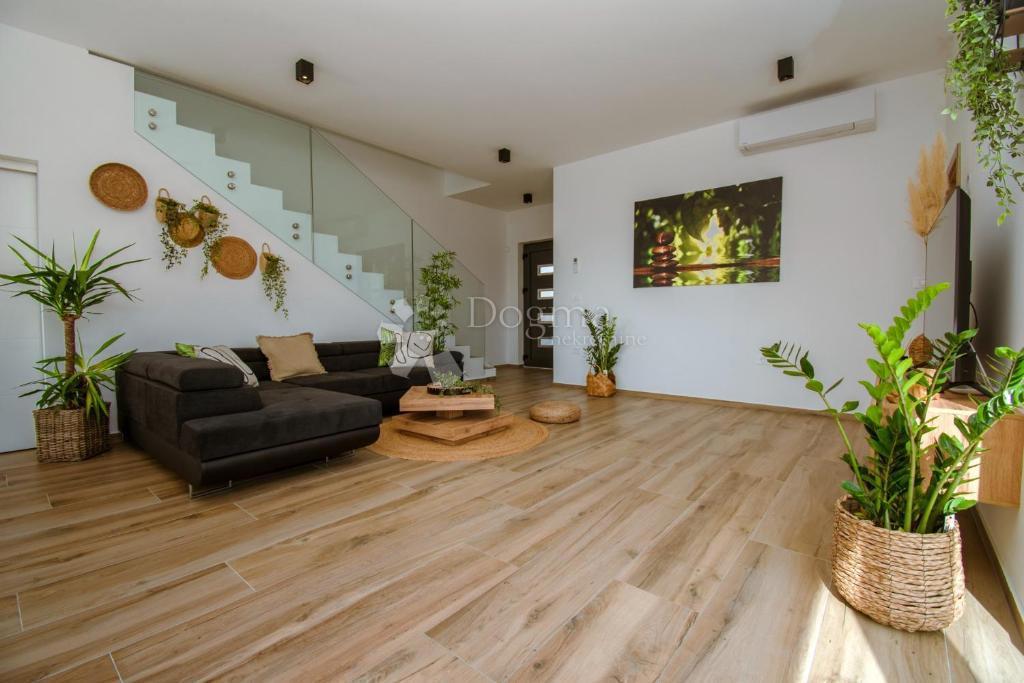 ČUDOVITA VILLA POMER