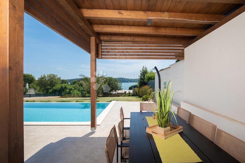 ČUDOVITA VILLA POMER