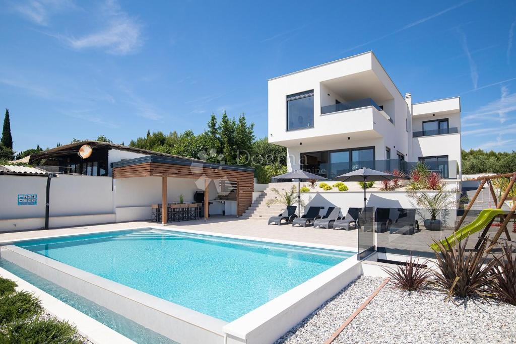 ČUDOVITA VILLA POMER