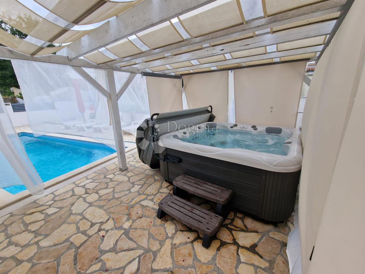 ČUDOVITA HIŠA Z BAZENOM IN 2 JACUZZIJEMA ter možnostjo hiše z 2 ločenima stanovanjema