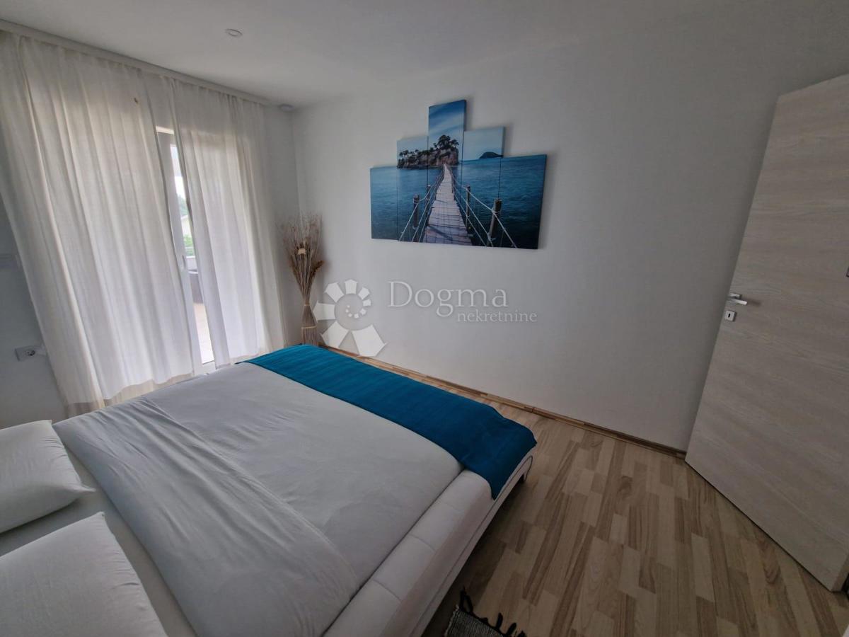 ČUDOVITA HIŠA Z BAZENOM IN 2 JACUZZIJEMA ter možnostjo hiše z 2 ločenima stanovanjema