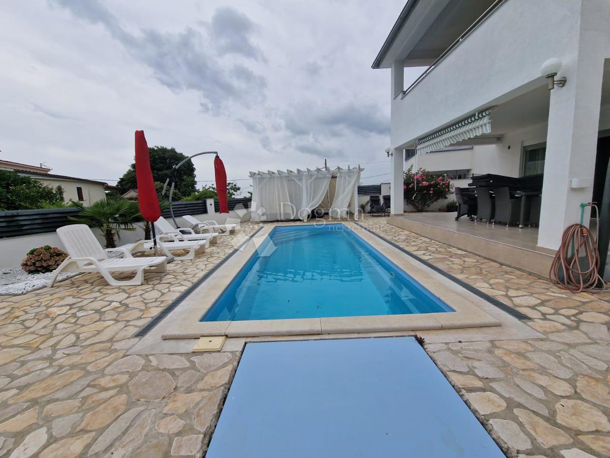 ČUDOVITA HIŠA Z BAZENOM IN 2 JACUZZIJEMA ter možnostjo hiše z 2 ločenima stanovanjema
