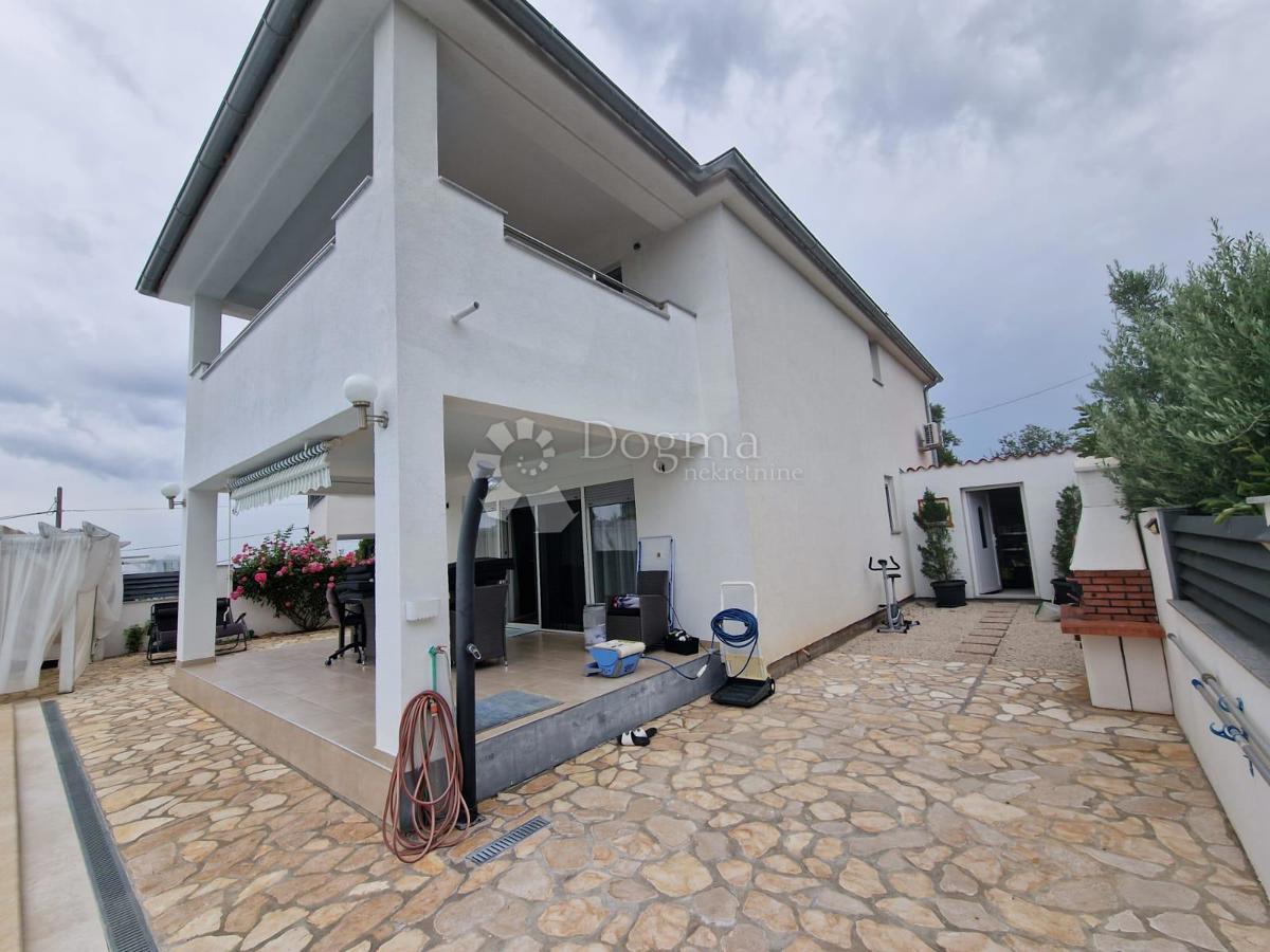 ČUDOVITA HIŠA Z BAZENOM IN 2 JACUZZIJEMA ter možnostjo hiše z 2 ločenima stanovanjema