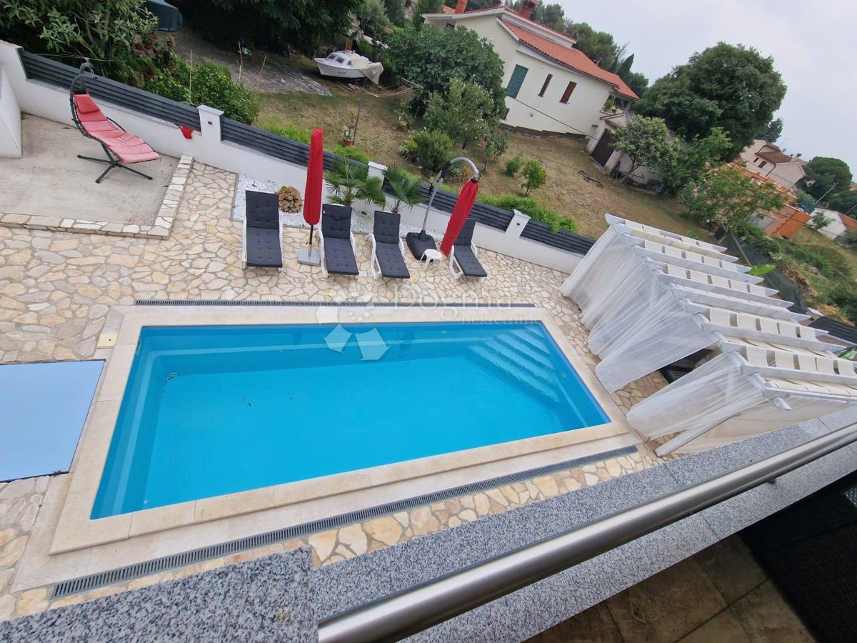 ČUDOVITA HIŠA Z BAZENOM IN 2 JACUZZIJEMA ter možnostjo hiše z 2 ločenima stanovanjema