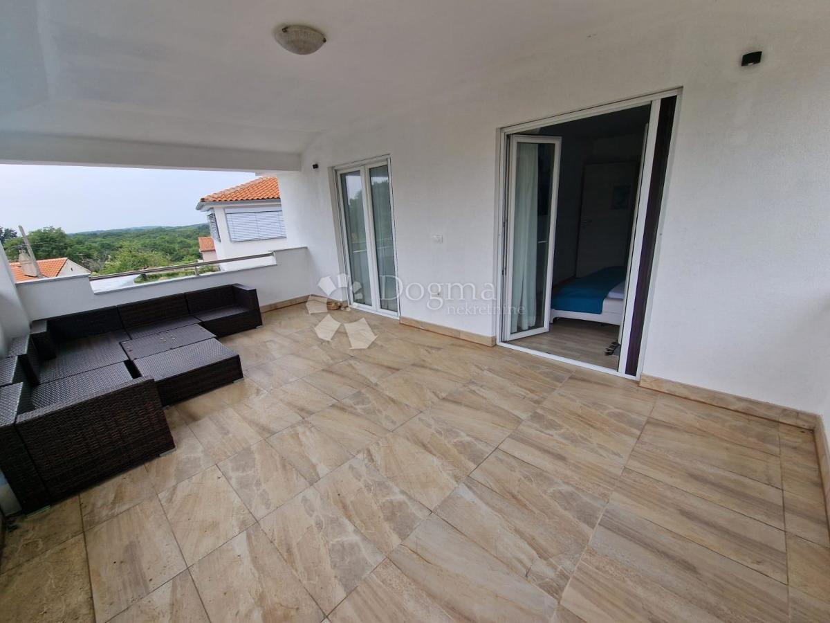 ČUDOVITA HIŠA Z BAZENOM IN 2 JACUZZIJEMA ter možnostjo hiše z 2 ločenima stanovanjema