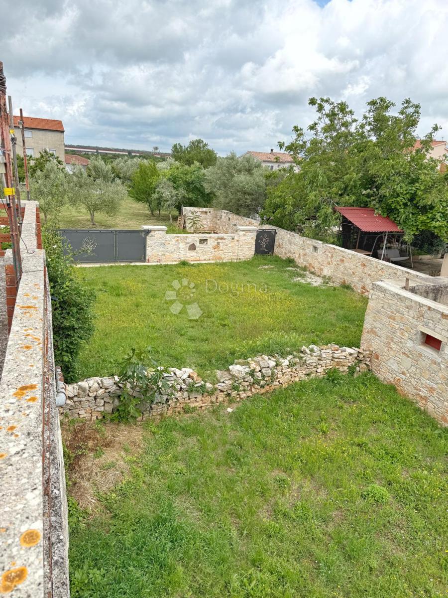 PRILOŽNOST - HIŠA ZA OBNOVO Z VRTOM V CENTRU VODNJANA