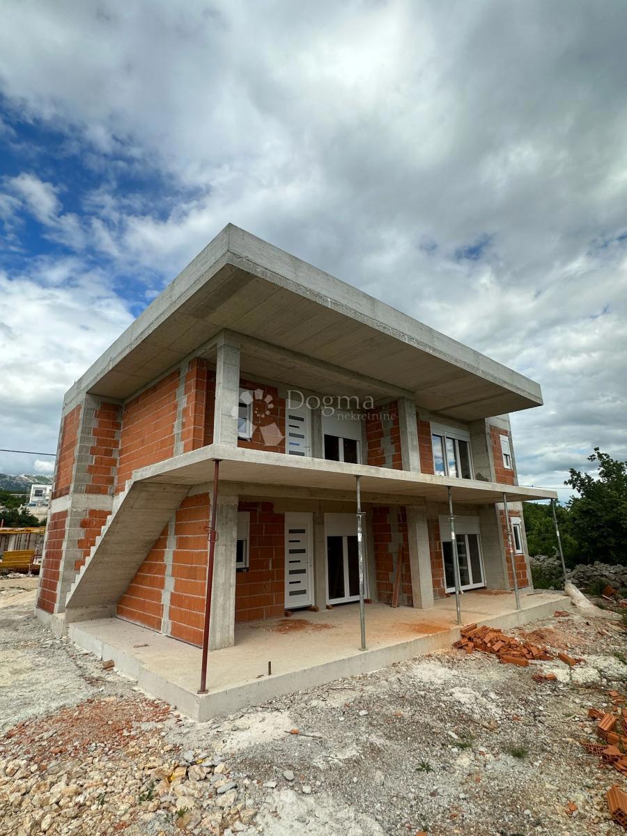 Stanovanje Maslenica, Jasenice, 5.516m2