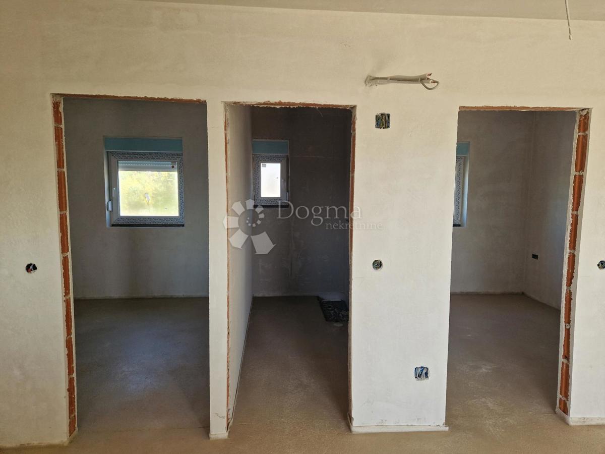 Stanovanje Maslenica, Jasenice, 5.516m2