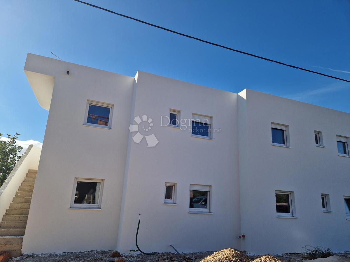 Stanovanje Maslenica, Jasenice, 5.516m2