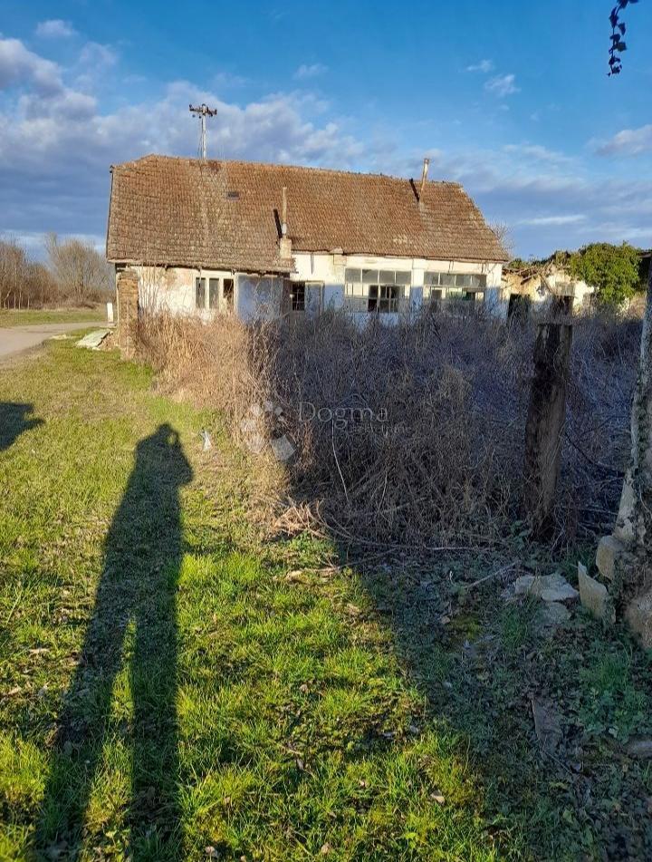 Hiša Kneževi Vinogradi, 1.881m2
