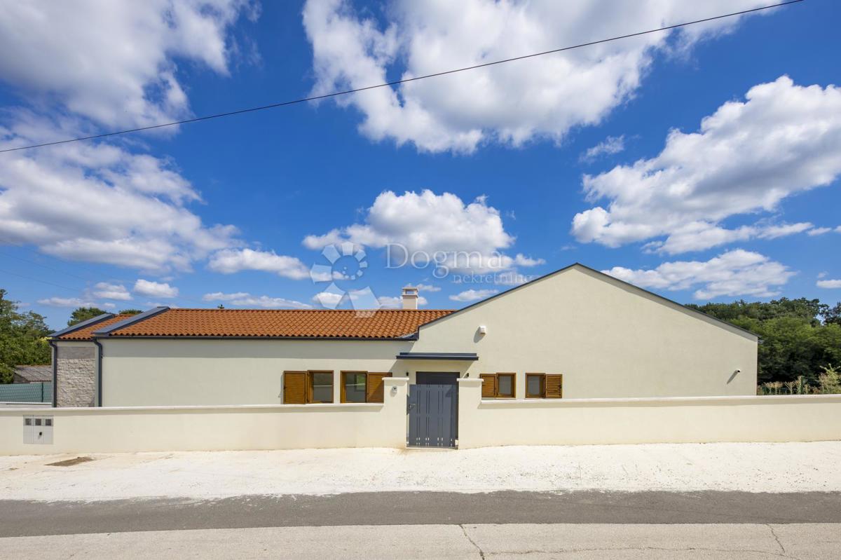 ČUDOVITA DRUŽINSKA HIŠA Z BAZENOM V SREDNJI ISTRI