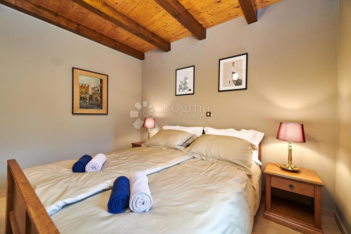 RUSTIKALNA VILLA Z NOTRANJIM IN ZUNANJIM BAZENOM