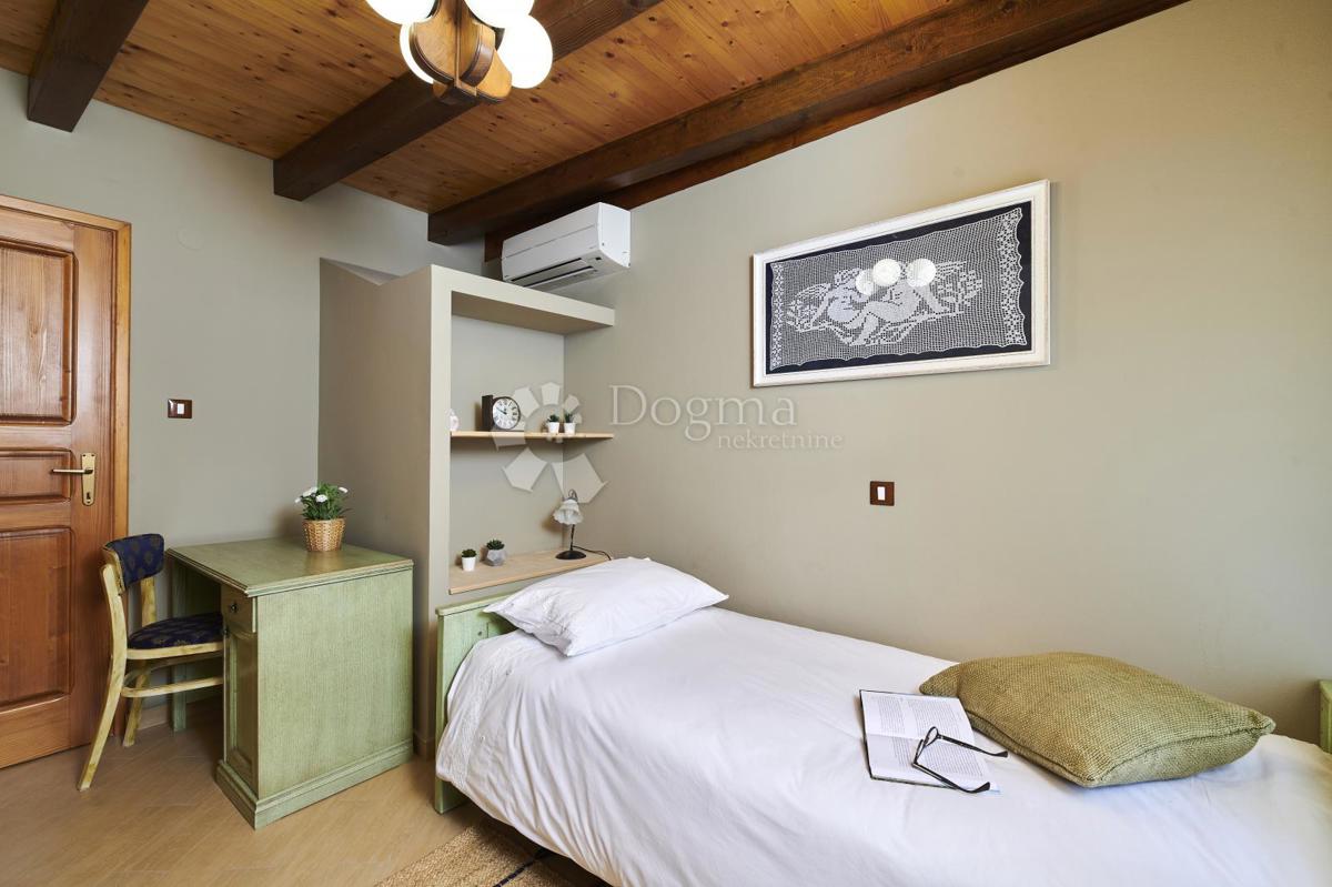 RUSTIKALNA VILLA Z NOTRANJIM IN ZUNANJIM BAZENOM