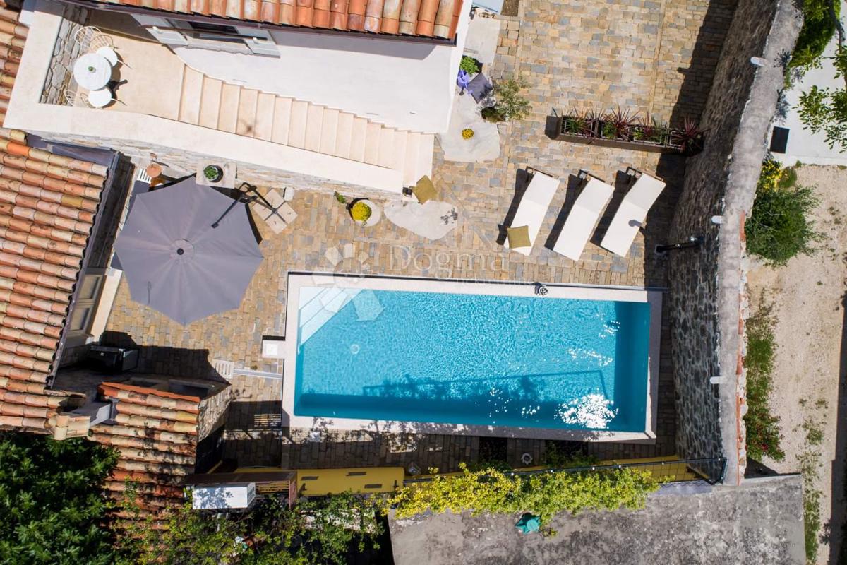 RUSTIKALNA VILLA Z NOTRANJIM IN ZUNANJIM BAZENOM