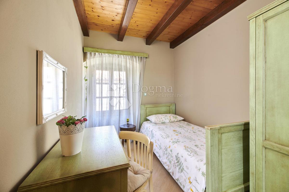 RUSTIKALNA VILLA Z NOTRANJIM IN ZUNANJIM BAZENOM