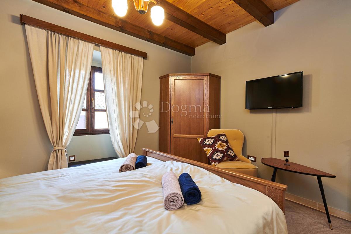 RUSTIKALNA VILLA Z NOTRANJIM IN ZUNANJIM BAZENOM