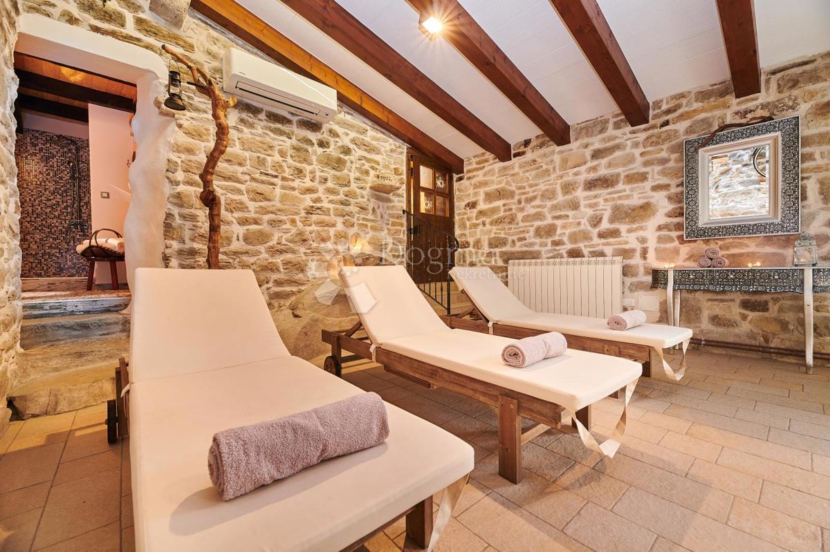 RUSTIKALNA VILLA Z NOTRANJIM IN ZUNANJIM BAZENOM