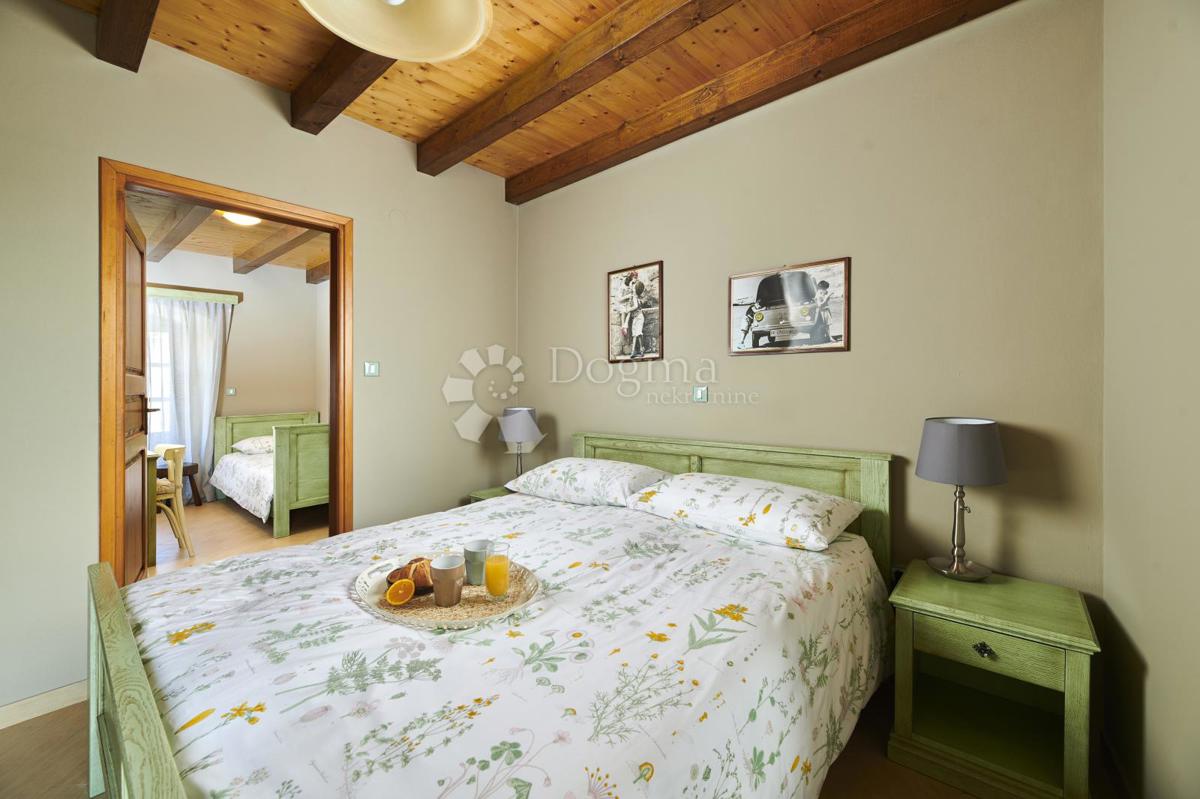 RUSTIKALNA VILLA Z NOTRANJIM IN ZUNANJIM BAZENOM