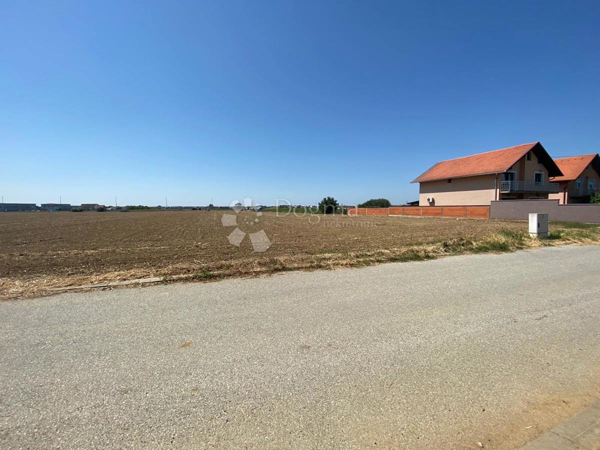 Zazidljivo zemljišče Livada, Slavonski Brod, SJEVERNA VEZNA CESTA, 20.106m2