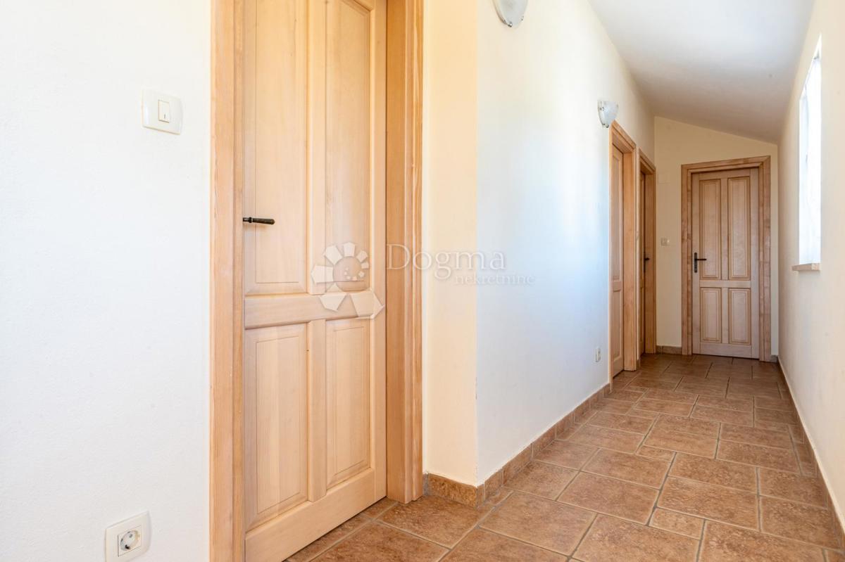 Hiša Dobrinj, 180m2